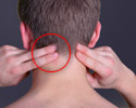 Akupressur-Punkt zwischen den Nackenmuskeln gegen Nackenschmerzen