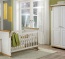 Weißer Kleiderschrank aus massivem Kiefernholz im Kinderzimmer Weißer Kleiderschrank aus massivem Kiefernholz im Kinderzimmer