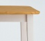 Bei der weiß-geölten Variante bildet die naturfarbene Tischplatte einen faszinierenden Kontrast zum Gestell