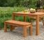 Bequeme Gartenbank in massivem und robustem Design aus wetterbeständigem Robinienholz Bequeme Gartenbank in massivem und robustem Design aus wetterbeständigem Robinienholz