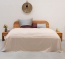 Tagesdecke über einem Bett in der Farbe beige in der Größe 250x280 cm