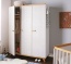 Kleiderschrank aus massiver Kiefer in frischem, skandinavischem Stil Kleiderschrank aus massiver Kiefer in frischem, skandinavischem Stil