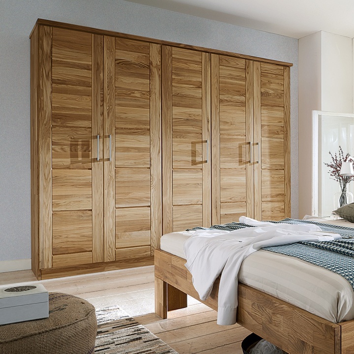 5-türiger Kleiderschrank aus elegantem Wildeichenholz 5-türiger Kleiderschrank aus elegantem Wildeichenholz
