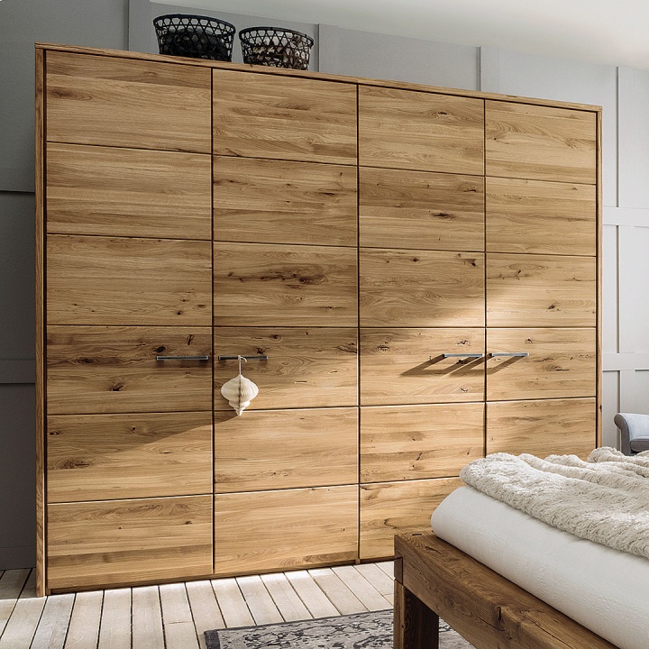 Rustikaler Kleiderschrank aus edler Wildeiche, hier die 4-türige Variante Rustikaler Kleiderschrank aus edler Wildeiche, hier die 4-türige Variante