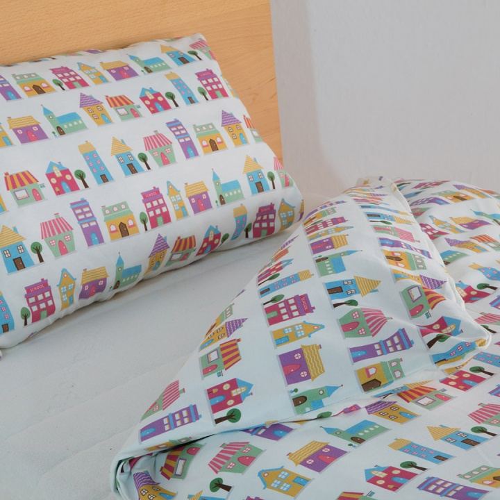 Fröhliche Kinder-Feinjersey-Bettwäsche mit verspieltem Häuser-Motiv Fröhliche Kinder-Feinjersey-Bettwäsche mit verspieltem Häuser-Motiv