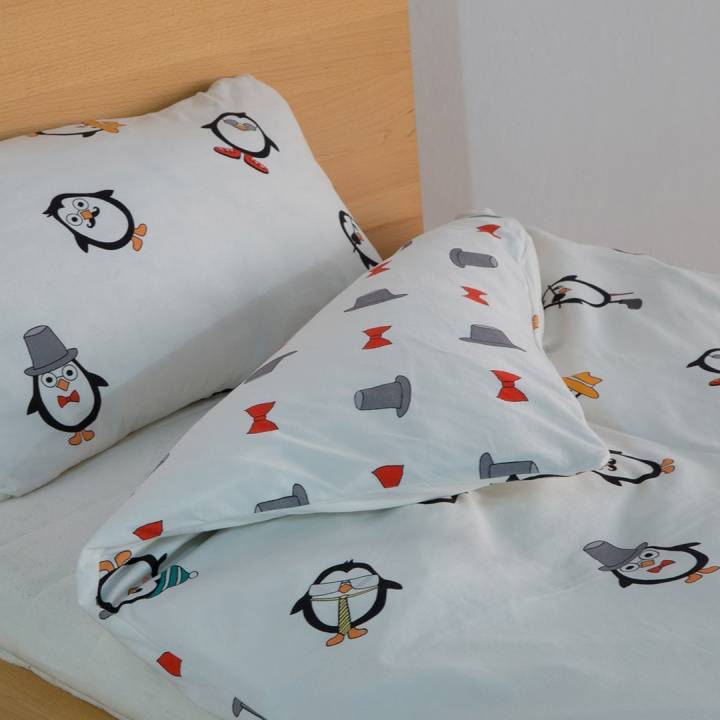 Wendebettwäsche - coole Pinguine treffen auf lustige Hüte Wendebettwäsche - coole Pinguine treffen auf lustige Hüte