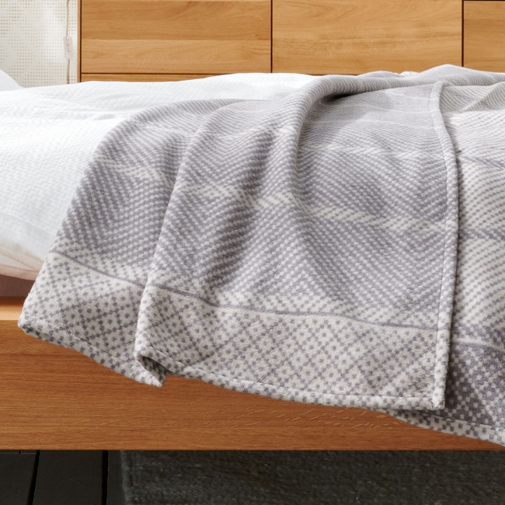 Kuscheldecke mit lebhaftem Muster aus filigranen Linien, Rauten und Punkten in edlen Grautönen Kuscheldecke mit lebhaftem Muster aus filigranen Linien, Rauten und Punkten in edlen Grautönen