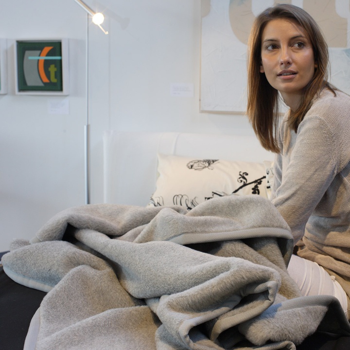 Decke in der Farbstellung silbergrau mit Strukturband-Einfassung aus Wolle Decke in der Farbstellung silbergrau mit Strukturband-Einfassung aus Wolle