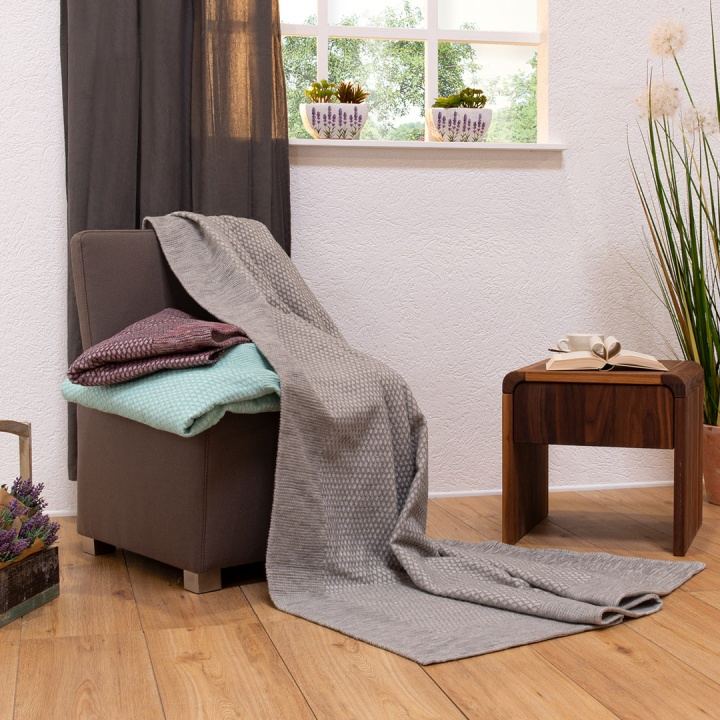 Heimdecke mit Rauten-Muster erhältlich in den Farben aqua, flieder und hellgrau Heimdecke mit Rauten-Muster erhältlich in den Farben aqua, flieder und hellgrau