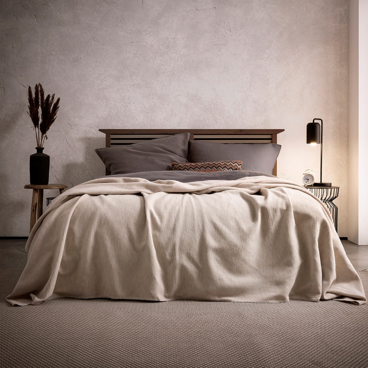 Wende-Tagesdecke über einem Bett in der Farbe grau in der Größe 220x250 cm Wende-Tagesdecke über einem Bett in der Farbe grau in der Größe 220x250 cm