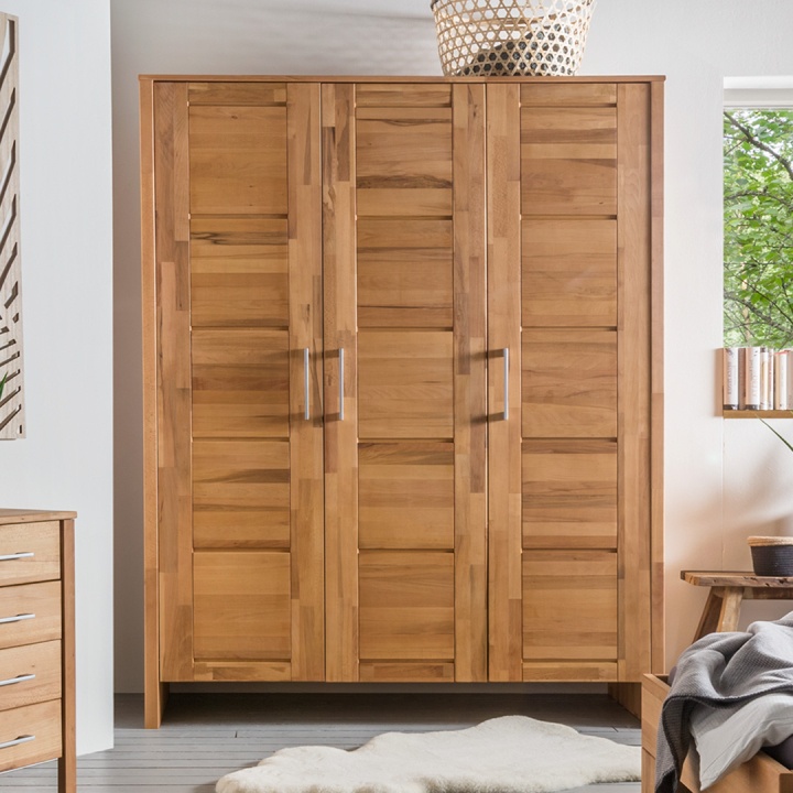 Moderner Kleiderschrank mit attraktiven Kassetten-Türen Moderner Kleiderschrank mit attraktiven Kassetten-Türen