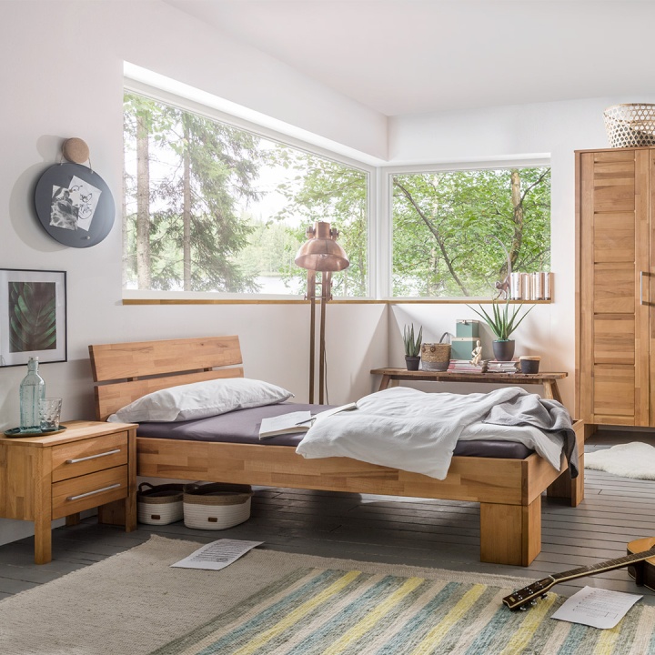 Jugendbett aus lebendig gemasertem Kernbuchenholz mit geölter Oberfläche Jugendbett aus lebendig gemasertem Kernbuchenholz mit geölter Oberfläche