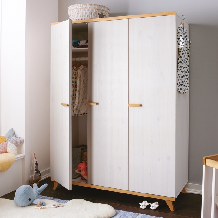 Kleiderschrank aus massiver Kiefer in frischem, skandinavischem Stil Kleiderschrank aus massiver Kiefer in frischem, skandinavischem Stil