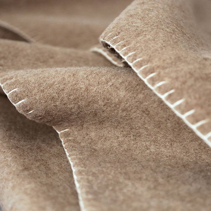 Beigefarbene Merino-Schurwoll-Decke von Schafen aus deutscher Tierhaltung Beigefarbene Merino-Schurwoll-Decke von Schafen aus deutscher Tierhaltung