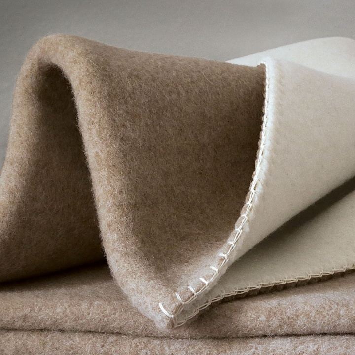 Heimelige Decke aus Merino-Schafwolle in Farbstellung beige/weiß Heimelige Decke aus Merino-Schafwolle in Farbstellung beige/weiß