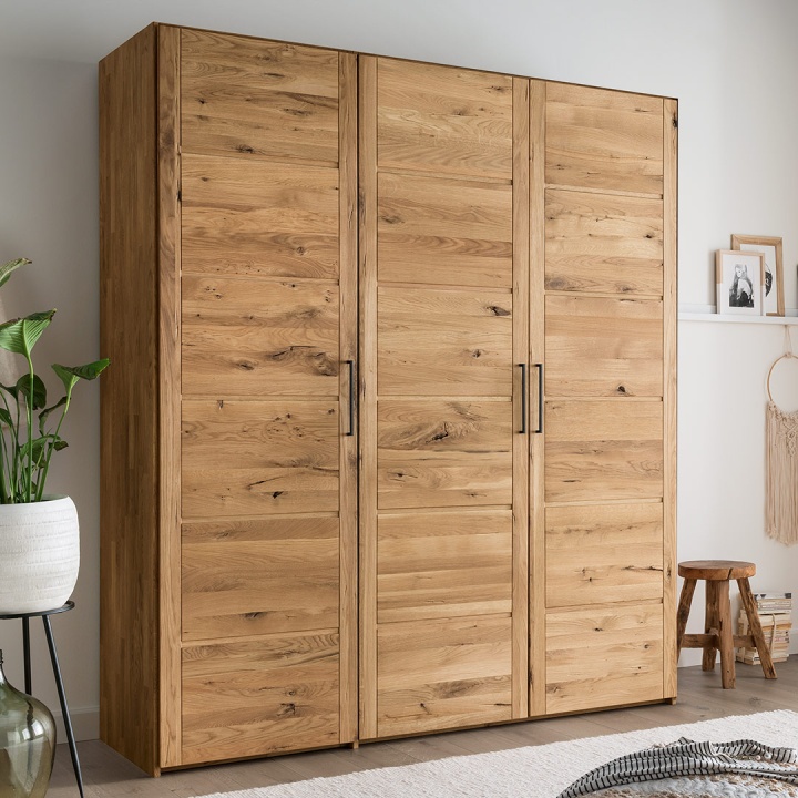 Drehtüren-Kleiderschrank Canto - hier als 3-türiger Schrank aus edler Wildeiche Drehtüren-Kleiderschrank Canto - hier als 3-türiger Schrank aus edler Wildeiche