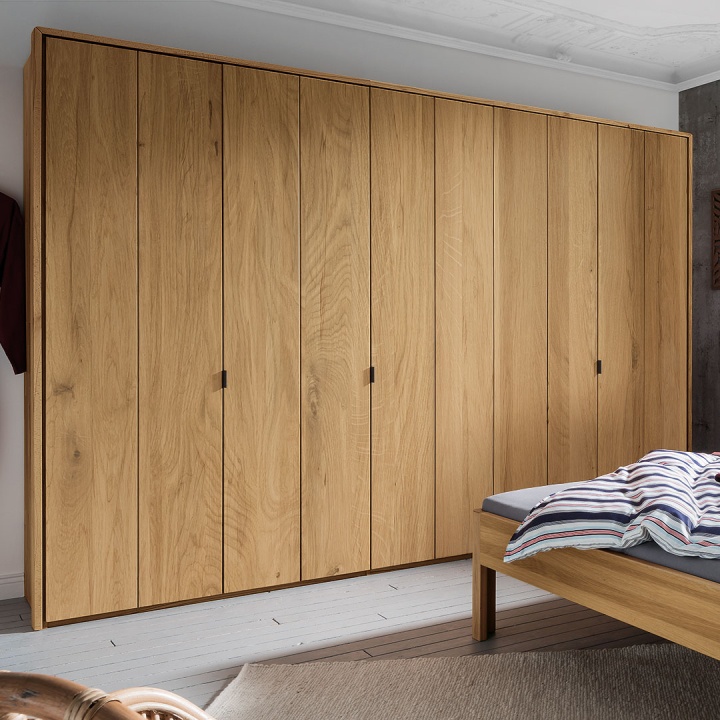 Drehtürenkleiderschrank aus massivem Kernbuchenholz Drehtürenkleiderschrank aus massivem Kernbuchenholz