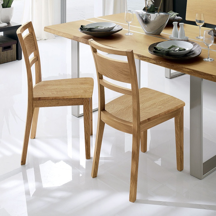 Exklusiver Massivholzstuhl im natürlichen Design Exklusiver Massivholzstuhl im natürlichen Design