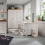 Babybett im Landhausstil, Oberfläche weiß-gewachst
