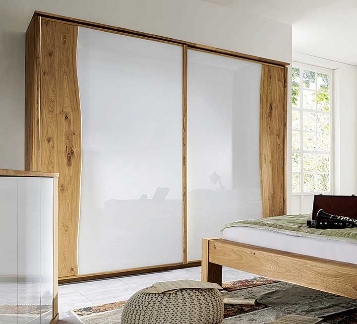 Schiebetüren-Kleiderschrank aus Wildeiche in modernem Design Schiebetüren-Kleiderschrank aus Wildeiche in modernem Design