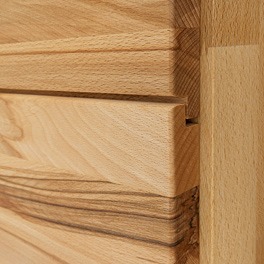 Handwerklich perfekt verarbeitetes Massivholz Detailaufnahme des handwerklich perfekt verarbeiteten Massivholzes