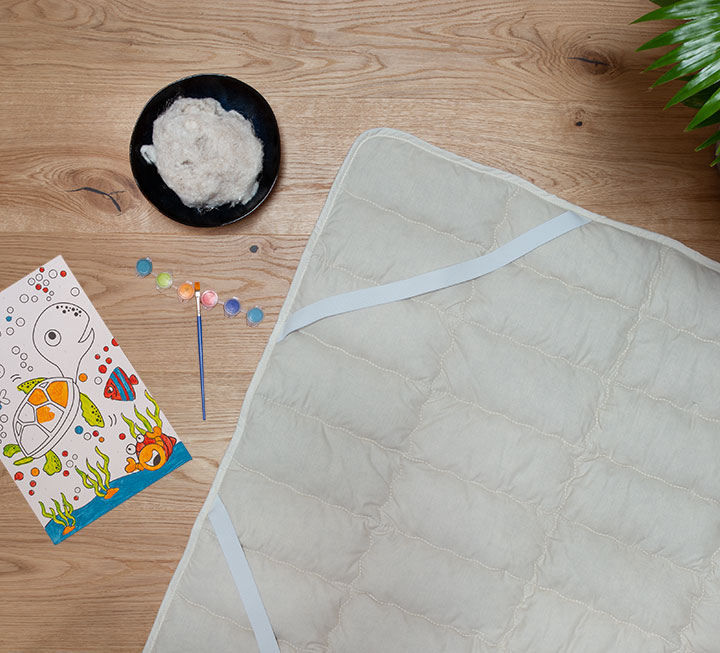Waschbares Unterbett mit ökologisch wertvollem Bio-Hanf und Bio-Baumwolle Waschbares Unterbett mit ökologisch wertvollem Bio-Hanf und Bio-Baumwolle