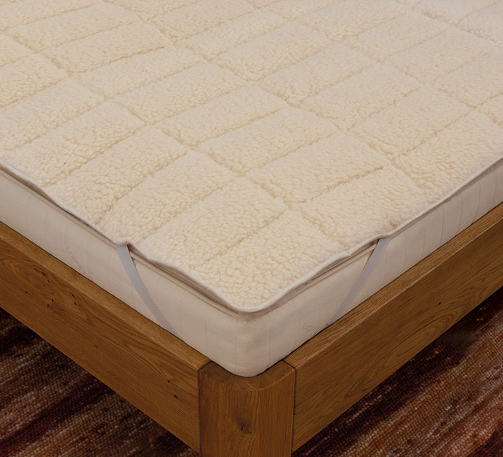 Flauschiges Wollflor-Unterbett aus Schafschurwolle Flauschiges Wollflor-Unterbett aus Schafschurwolle