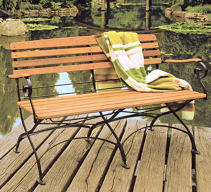 Klassisch elegante Gartenbank mit bequem geformter Lamellen-Sitzfläche