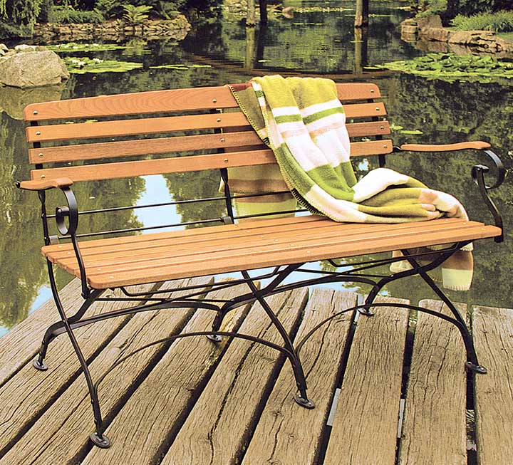Klassisch elegante Gartenbank mit bequem geformter Lamellen-Sitzfläche Klassisch elegante Gartenbank mit bequem geformter Lamellen-Sitzfläche