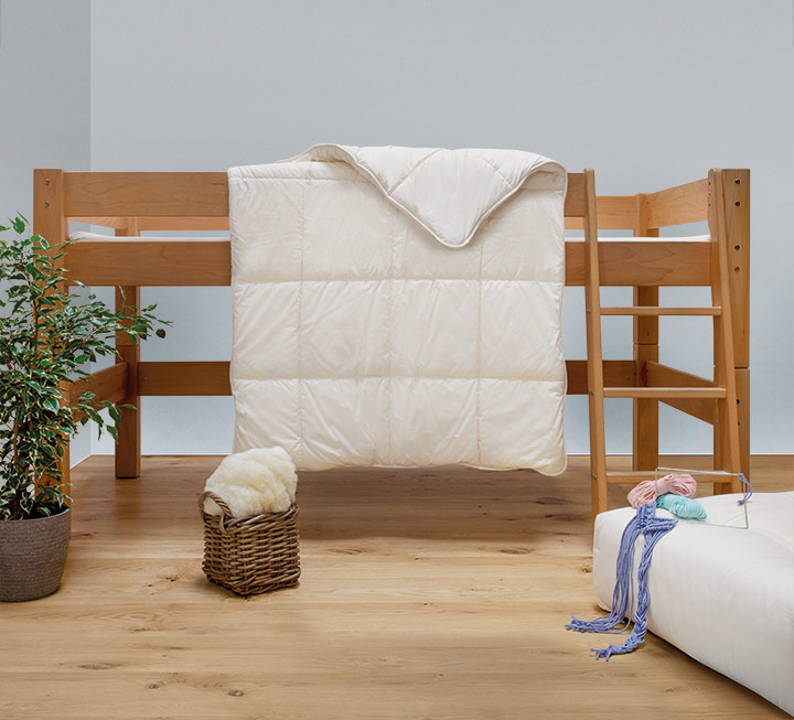 Kuschelige Kinderbettdecke mit bauschig weicher Schafschurwolle Kuschelige Kinderbettdecke mit bauschig weicher Schafschurwolle