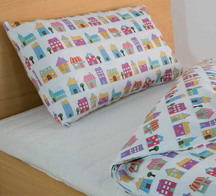 Fröhliche Kinder-Feinjersey-Bettwäsche mit verspieltem Häuser-Motiv Fröhliche Kinder-Feinjersey-Bettwäsche mit verspieltem Häuser-Motiv