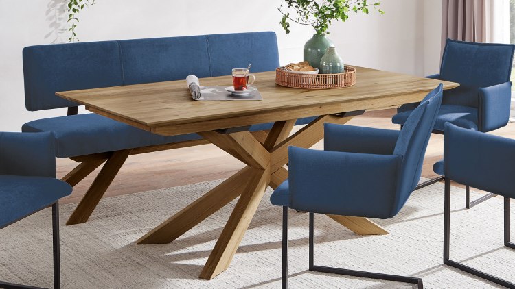 Tisch Aurana-Estenda in außergewöhnlichem Design mit viel Beinfreiheit