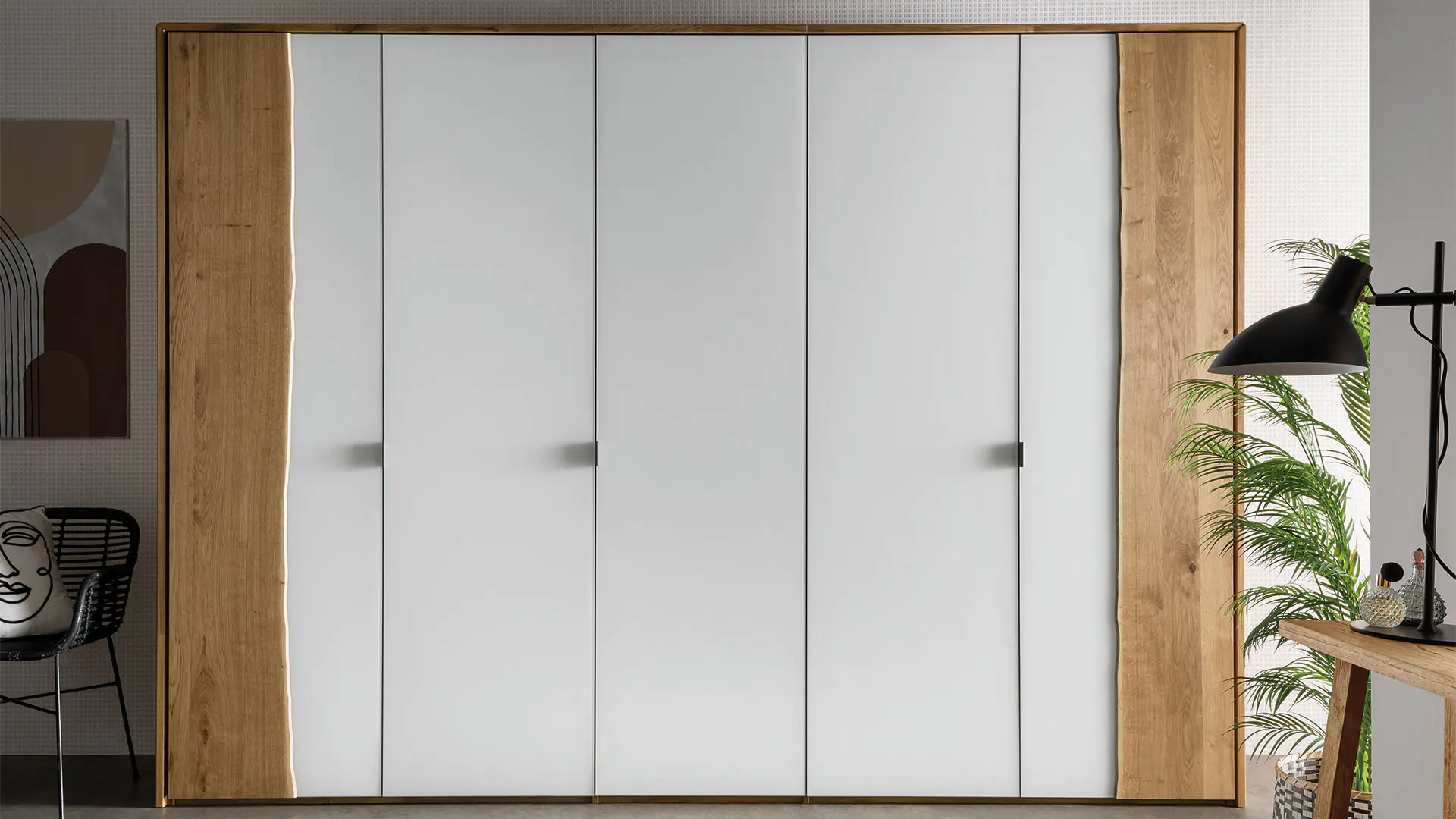 Kleiderschrank mit Weißglas und Baumkante an den äußeren Türen, 5-türig
