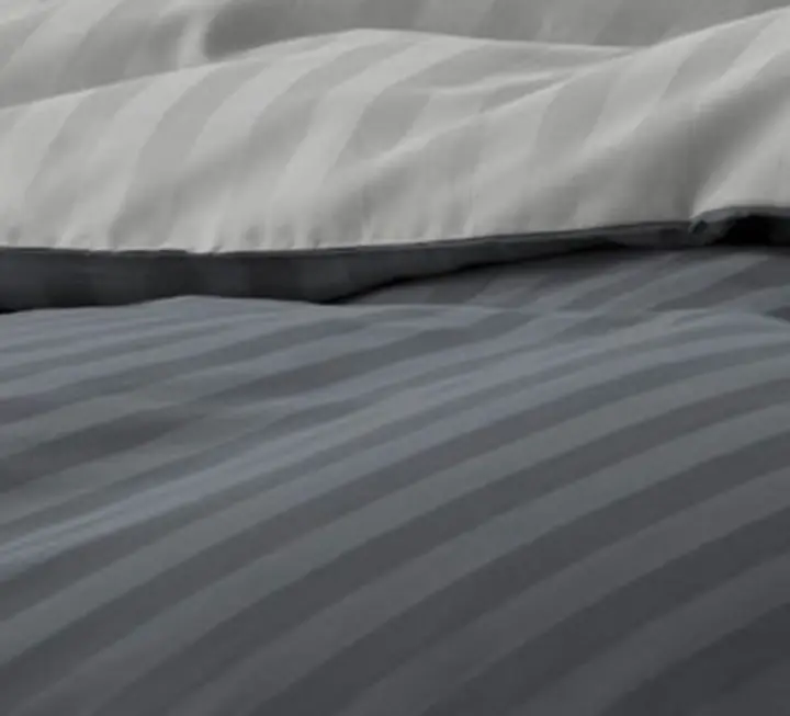 Angenehm weiche Streifensatin-Bettwäsche mit leichtem Glanz