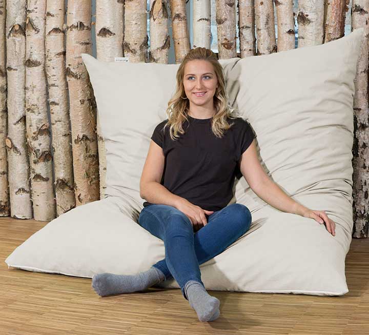 Moderner Sitzsack mit großer Fläche zum lässigen Sitzen, Liegen und Faulenzen Moderner Sitzsack mit großer Fläche zum lässigen Sitzen, Liegen und Faulenzen
