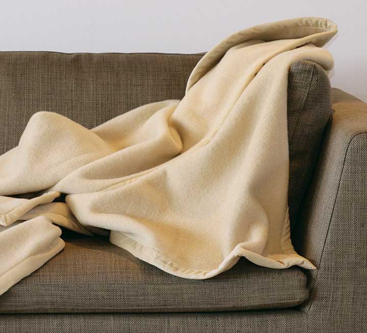 Merino-Naturhaardecke in den Farben crème, anthrazit, weiß oder kamel erhältlich Merino-Naturhaardecke in den Farben crème, anthrazit, weiß oder kamel erhältlich