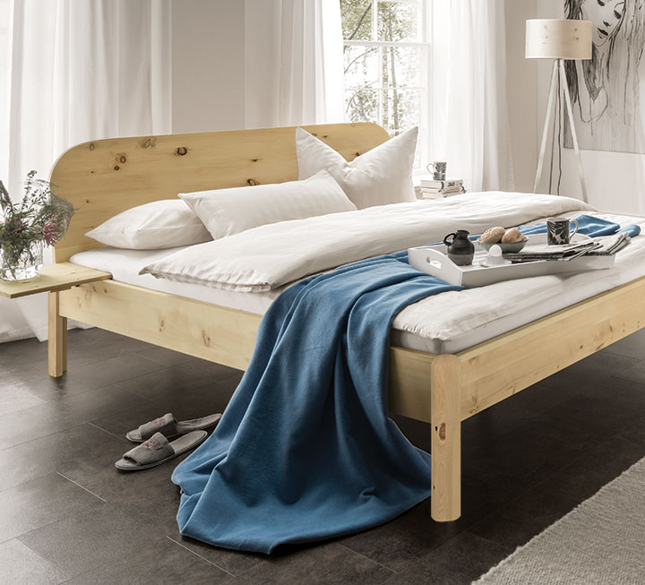 Bett Pino mit abgerundetem Massivholz-Kopfteil Bett Pino mit abgerundetem Massivholz-Kopfteil