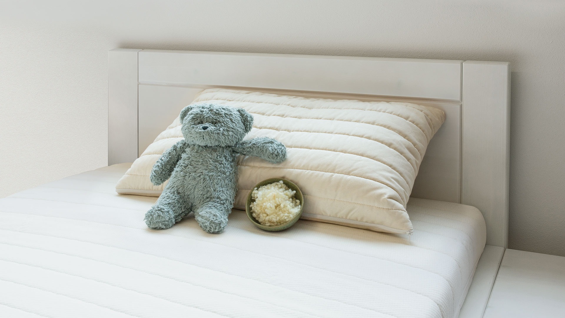 Kinderkissen Pecora mit Wollflocken-Kügelchen