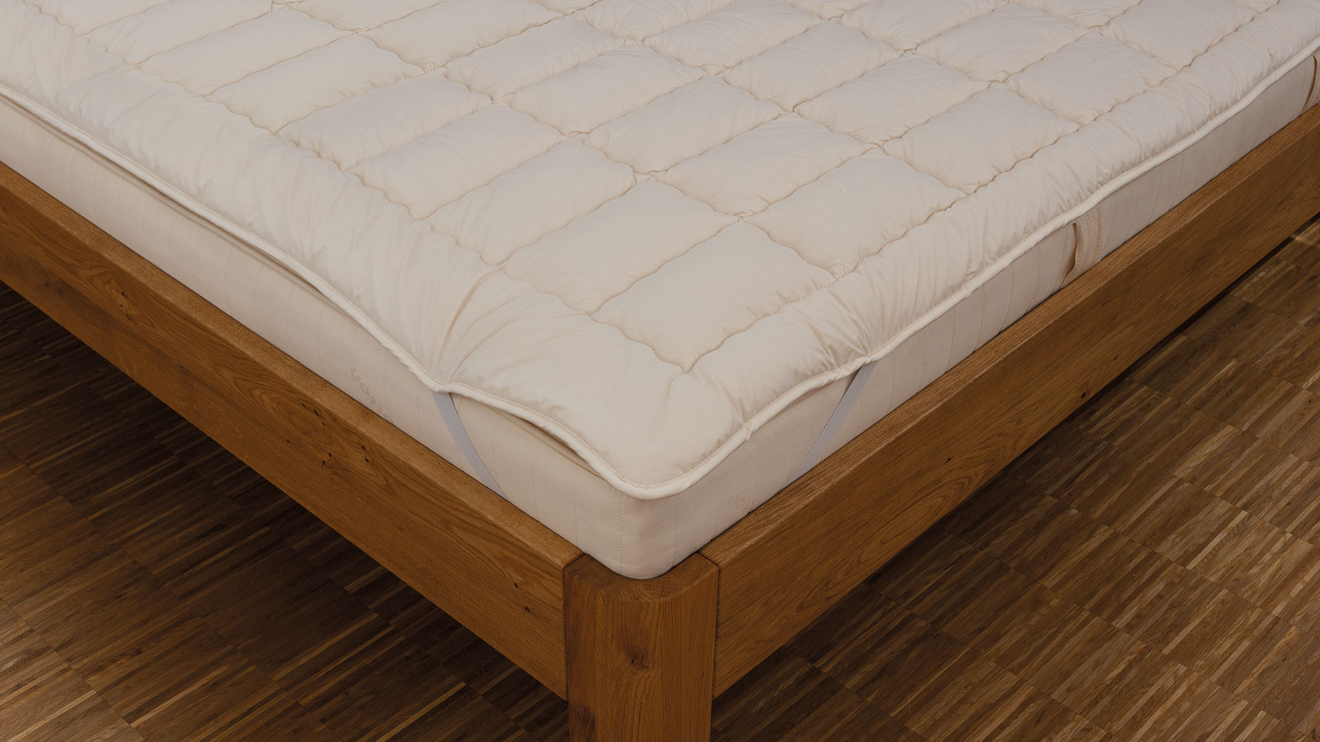 Unterbett mit aromatischen Zirbenspänen und bauschiger Schafschurwolle kbA Unterbett mit aromatischen Zirbenspänen