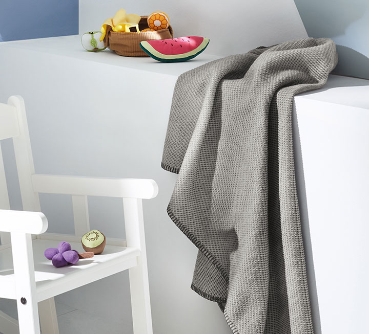 Kuschelige Lieblingsdecke für Ihren Sonnenschein - hier in grau Kuschelige Lieblingsdecke für Ihren Sonnenschein - hier in grau