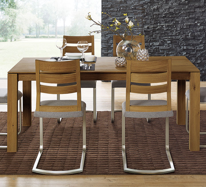 Klassisch eleganter Tisch mit faszinierenden Design-Details Klassisch eleganter Tisch mit faszinierenden Design-Details