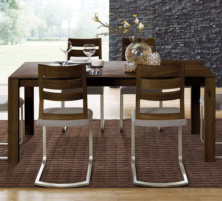 Klassisch eleganter Tisch mit faszinierenden Design-Details Klassisch eleganter Tisch mit faszinierenden Design-Details