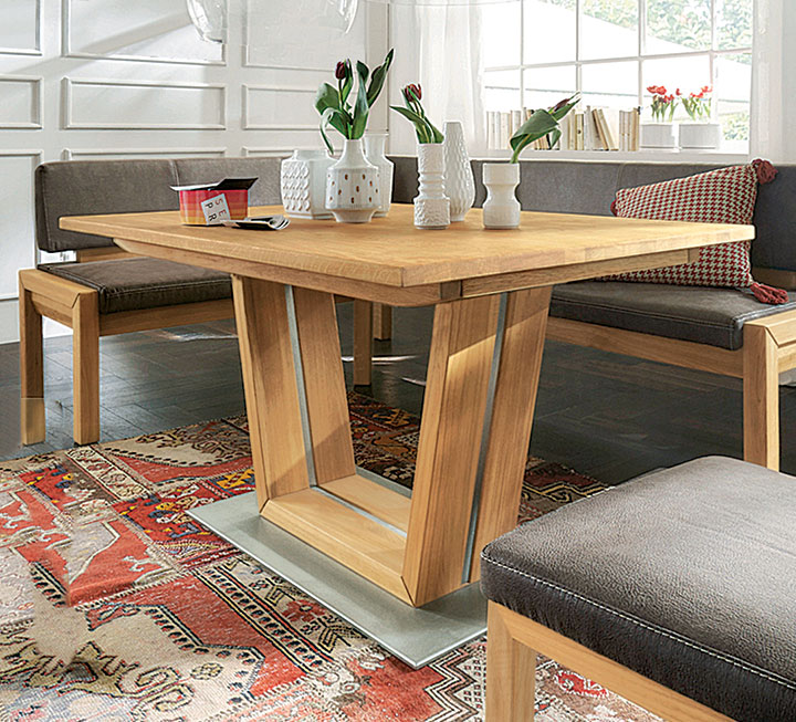 Massivholz-Tisch mit U-förmiger Kufe Massivholz-Tisch mit U-förmiger Kufe