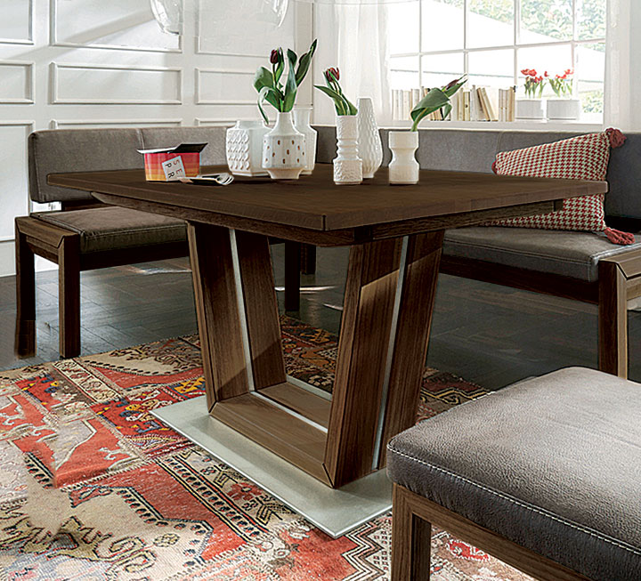 Massivholz-Tisch mit U-förmiger Kufe Massivholz-Tisch mit U-förmiger Kufe