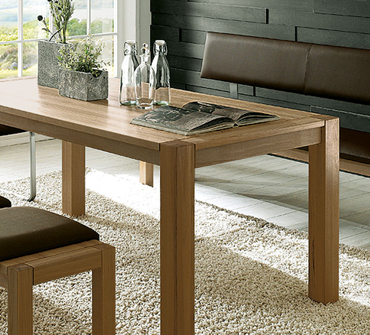 Zeitloser und eleganter Massivholztisch Zeitloser und eleganter Massivholztisch