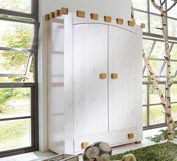 Geräumger Kleiderschrank in Burgtor-Optik Geräumger Kleiderschrank in Burgtor-Optik
