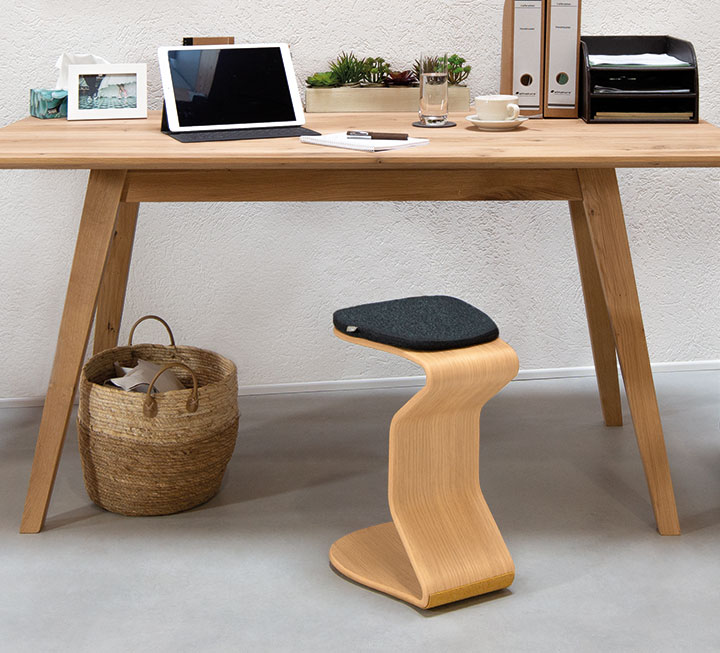 Design-Pendelhocker für aktives, rückenstärkendes Sitzen - hier in Eiche Design-Pendelhocker für aktives, rückenstärkendes Sitzen - hier in Eiche