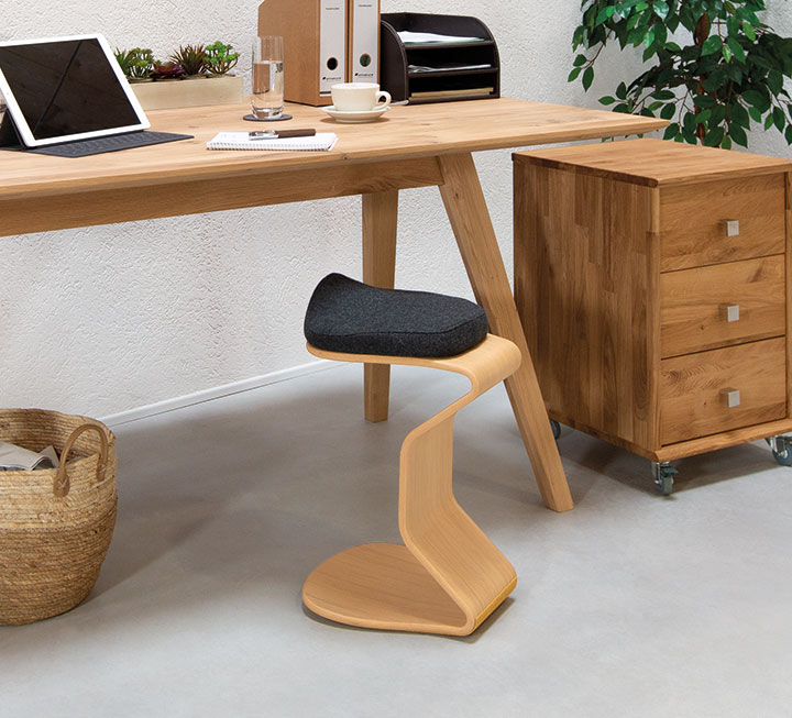 Extravaganter Design-Pendelhocker in Eiche Extravaganter Design-Pendelhocker in Eiche