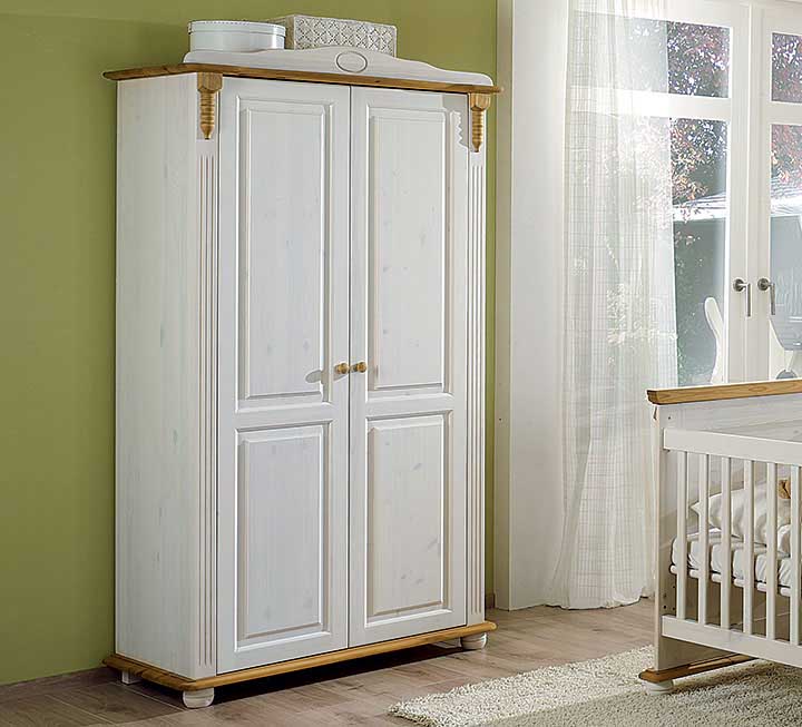 Weißer Kleiderschrank aus massivem Kiefernholz im Kinderzimmer Weißer Kleiderschrank aus massivem Kiefernholz im Kinderzimmer