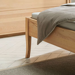Metallfreies Massivholz-Bett mit eleganten, geschweiften Bettfüßen